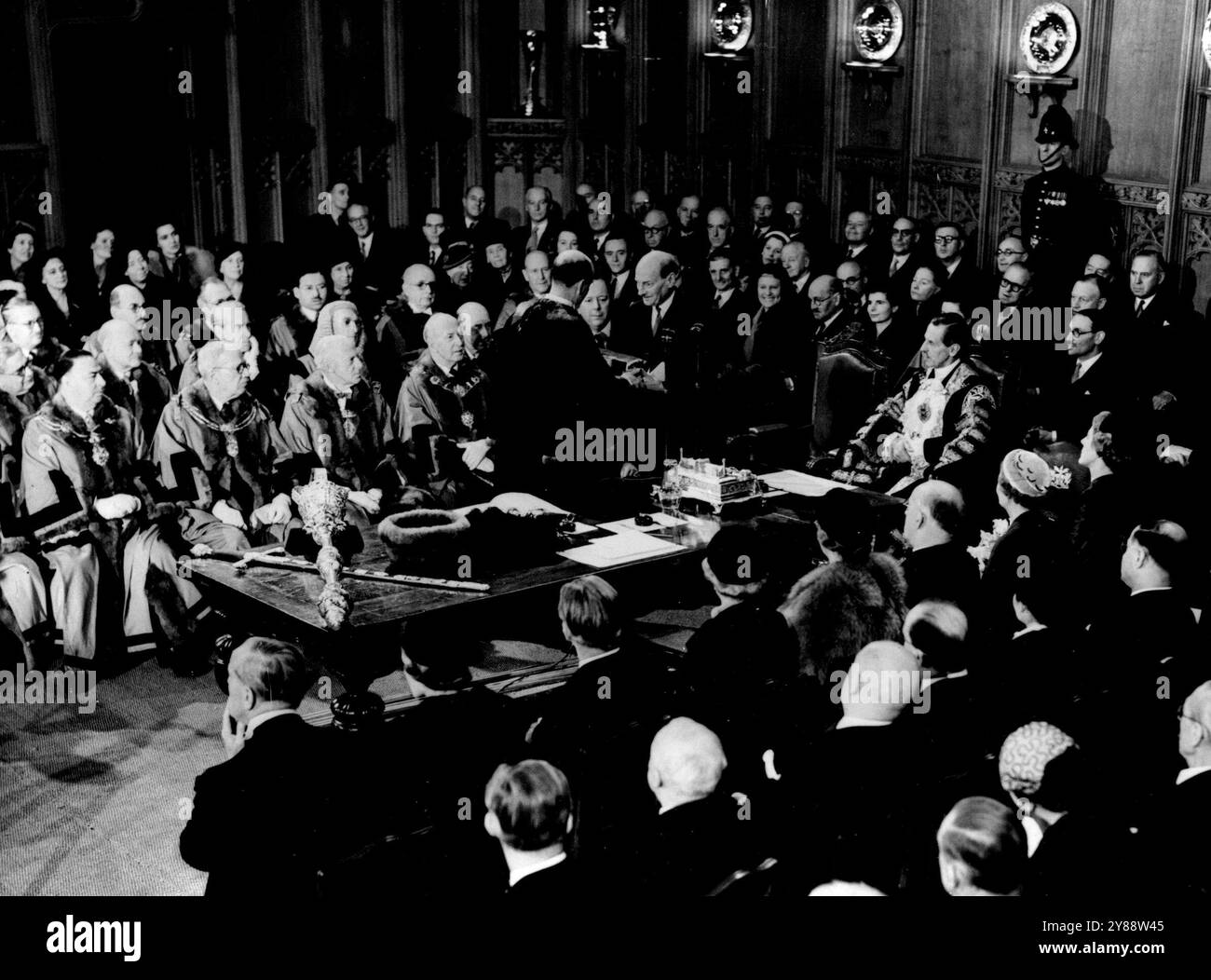 Attlee riceve la libertà cittadina -- il signor Attlee riceve una bara d'argento contenente una copia della risoluzione della corte del Consiglio comune per la presentazione della libertà Onoraria a lui, da parte della città Chamberlain Clement Attlee, ex primo ministro, ha ricevuto la libertà della città di Londra in una cerimonia tenutasi presso la Guildhall. Dopo la cerimonia, il nuovo Lord Mayor, Sir Noel Bowatter, ha guidato attraverso la strada affollata della città fino alla residenza dove ha partecipato al pranzo, dato in suo onore. 20 novembre 1953. (Foto di Paul Popper). Foto Stock