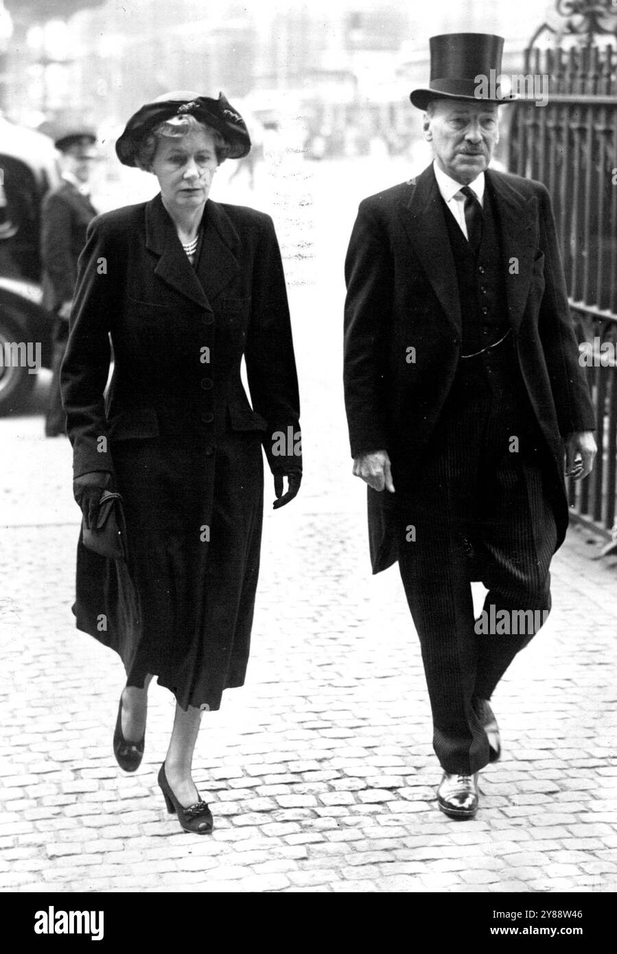 I signori Clement Attlee al Mackenzie King Memorial Service -- i signori Clement Attlee nella foto ***** Hanno partecipato al servizio commemorativo di a Mackenzie King, oggi all'Abbazia del Ministro Occidentale. 28 luglio 1950. (Foto di Fox Photos). Foto Stock