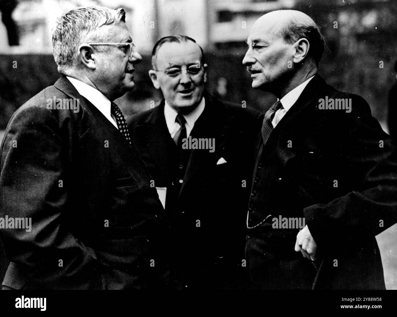 Conferenza dei Premier dell'Impero -- British Clement Attlee (a destra) parla sul prato del 10, Downing Street con il dottor Herbert Evatt, ministro australiano per gli affari esteri, a sinistra, e John A. Beasley, ministro residente australiano a Londra, prima che la Conferenza dei primi ministri del Commonwealth apra oggi, 10 ottobre. La conferenza di due settimane, probabilmente il più importante cathering dei leader dell'Impero mai tenuto, discuterà argomenti come Western Union, Empire Defence e la situazione di Berlino. 20 ottobre 1948. (Foto di Associated Press Photo). Foto Stock