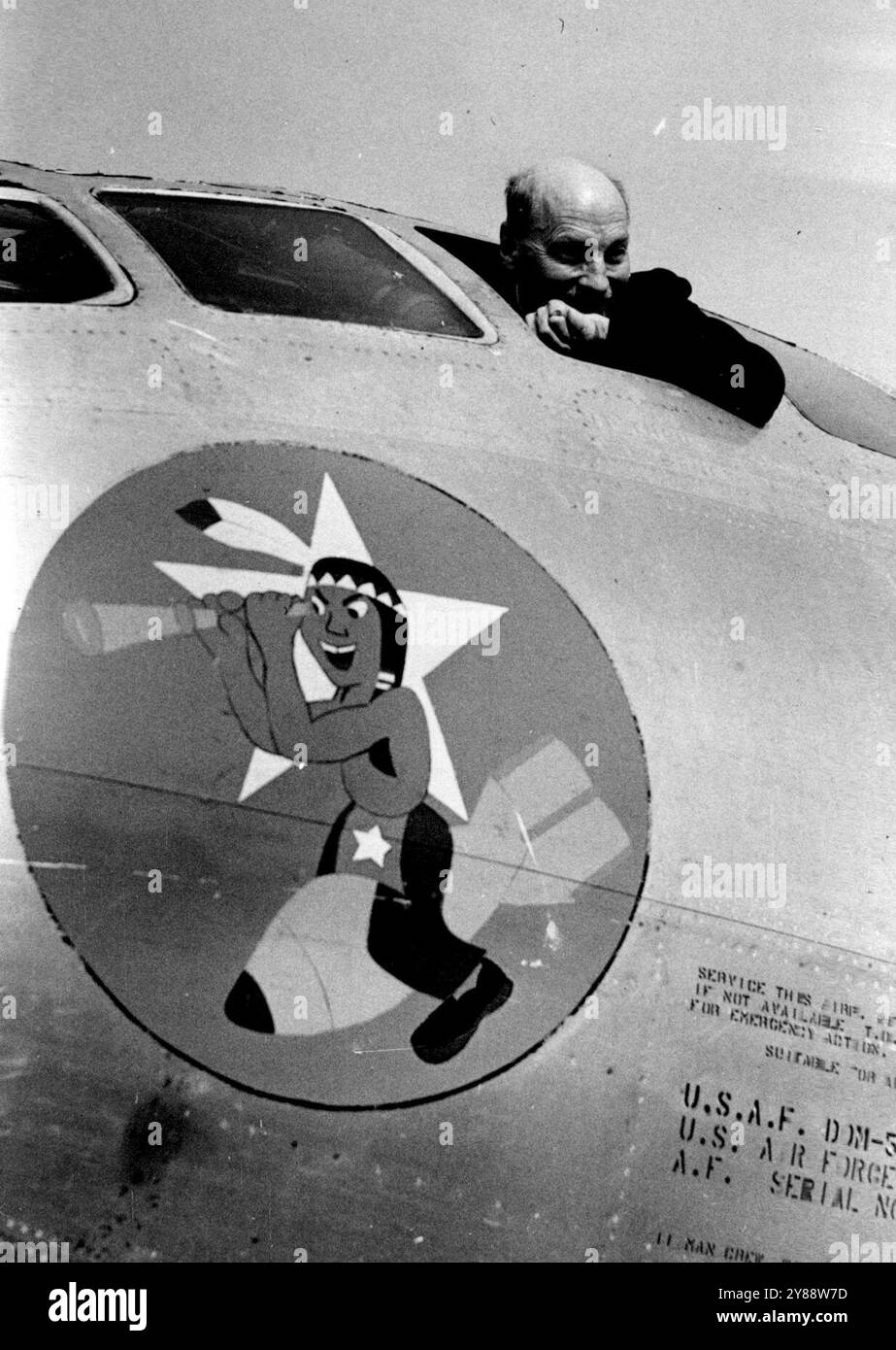 Il Sig. Attlee ispeziona strato-Bomber -- Sig. Attlee nella cabina di pilotaggio di "NIFTY Fifty", ***** Dei B.50 Starts-Bombers.Mr. Attlee, Premier di Britian, visitò il quartier generale del 43rd Bombardment Group statunitense a Marham, Norfolk e ispezionò alcuni dei B-50 - sono i giganteschi nuovi bombardieri intercontinentali strato - gli aerei selezionati per trasportare bombe atomiche in difesa delle potenze occidentali. 4 ottobre 1949. Foto Stock