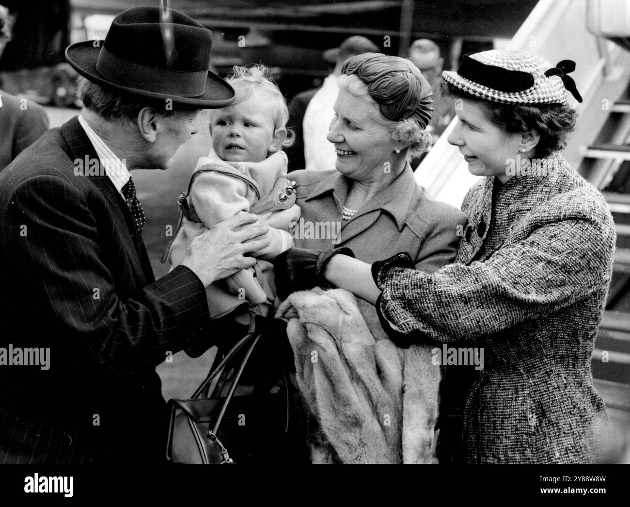 Attlees accolse a casa dalla loro nipote -- il signor Clement Attlee e sua moglie accolti dalla loro nipotina di 19 mesi, Jennifer Davis, nell'aeroporto di Londra da Montreal con la linea BOAC al giorno (mercoledì). Felicity, figlia del signor e della signora Attlee. Il Sig. Attlee era tornato a casa dopo le sue visite in Russia, Cina, Hong Kong, Australia e nuova Zelanda.Sig.ra Attlee era partito per Singapore e si era Unito a lui dopo la sua visita a Hong Kong. 22 settembre 1954. Foto Stock