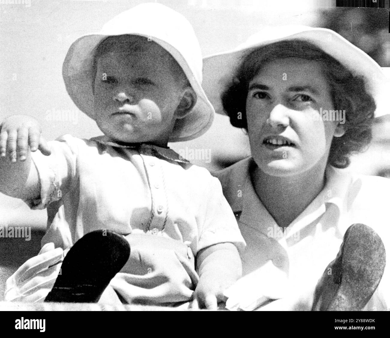 Un principe sul WallWatching suo nonno - il KingPrince Charles, figlio della principessa Elisabetta e del duca di Edimburgo, seduto sul muro di Clarence House, la sua residenza londinese, mentre ondeggia verso suo nonno, il re. Sua Maestà passò mentre guidava da Buckingham Palace alla Horse Guards Parade per partecipare alla cerimonia di Trooping, la parata dei colori in onore del compleanno del re. Migliaia di persone si sono allineate lungo il percorso per allietare il re, che ha guidato in un landau aperto, e altre folle hanno affollato la Horse Guards Parade per guardare lo sfarzo del Trooping, uno speciale da parte della guardia che si sta preparando Foto Stock Un principe sul WallWatching suo nonno - il KingPrince Charles, figlio della principessa Elisabetta e del duca di Edimburgo, seduto sul muro di Clarence House, la sua residenza londinese, mentre ondeggia verso suo nonno, il re. Sua Maestà passò mentre guidava da Buckingham Palace alla Horse Guards Parade per partecipare alla cerimonia di Trooping, la parata dei colori in onore del compleanno del re. Migliaia di persone si sono allineate lungo il percorso per allietare il re, che ha guidato in un landau aperto, e altre folle hanno affollato la Horse Guards Parade per guardare lo sfarzo del Trooping, uno speciale da parte della guardia che si sta preparando Foto Stock