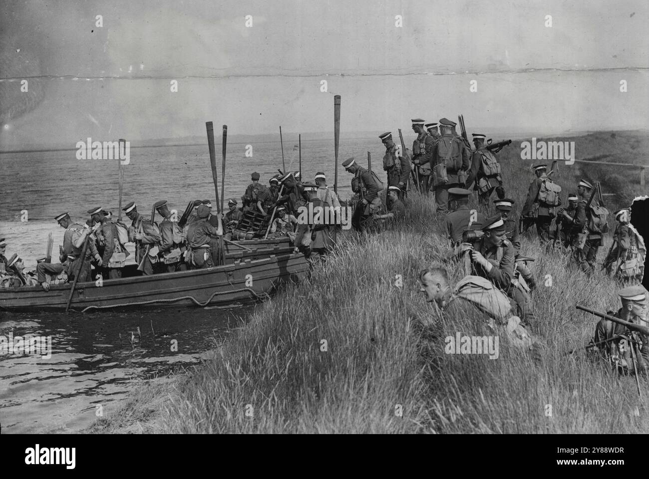 Guardie Brigata Ripeti un'epica nella storia inglese -- guardie scozzesi che entrano in barca per l'invasione. L'invasione dell'Inghilterra da parte dei Vichinghi fu ripetuta dalla 4th Infantry Brigade of Guards (che sono stati appena sollevati dal sorvegliare Buckingham Palace) nel punto in cui i Vichinghi per la prima volta posero piede sul suolo britannico. Questo episodio faceva parte dell'addestramento della Brigata delle guardie, e le barche del peso di 1.0001bs furono trasportate per un miglio attraverso l'isola di Mersea, e lanciate. L'attacco fu fatto da Mersea Island, e l'obiettivo era Colchester. Curiosamente, il punto esatto sulla terraferma dove Foto Stock