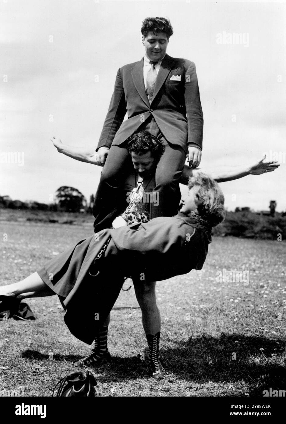 Paul Anderson 'Mighty Young ***** " bilancia l'uomo sulle spalle ***** 10 ottobre 1951. Foto Stock