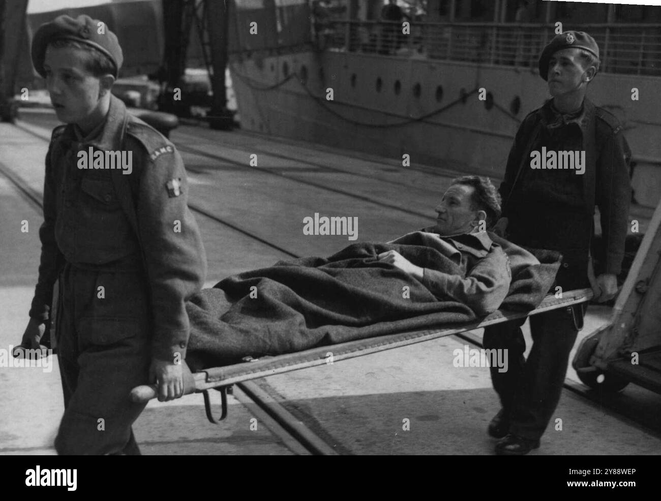 British Wounded Home da ***** -- Southampton Dockside era ***** parenti e amici quando il come ***** Nave EL NIL, che trasporta 233 ***** E gli uomini del servizio malato da ***** Il Medio Oriente è attraccato. ***** caso ***** dall'ospedale ***** era ospedale ***** è stato ferito ***** recente ***** . 13 dicembre 1949. Foto Stock