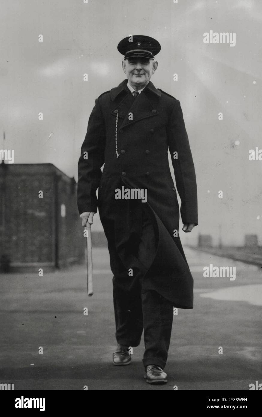 British Legion to Police aree Plebiscite - contingente di 1200 per la Cecoslovacchia -- l'uniforme completa del contingente della legione britannica fotografata al deposito metropolitano di polizia, Londra oggi 5 ottobre. Un contingente di 1200 membri della Legione britannica sta lasciando Londra - probabilmente sabato - per la Cecoslovacchia, dove devono aiutare a sorvegliare le aree del plebiscito saranno equipaggiati con cabine picchi e buste blu scuro, e un capo di polizia. Indosseranno i distintivi della legione nei loro berretti e un brassard dorato con le parole "British Legion" in blu. Fino alla loro partenza Foto Stock