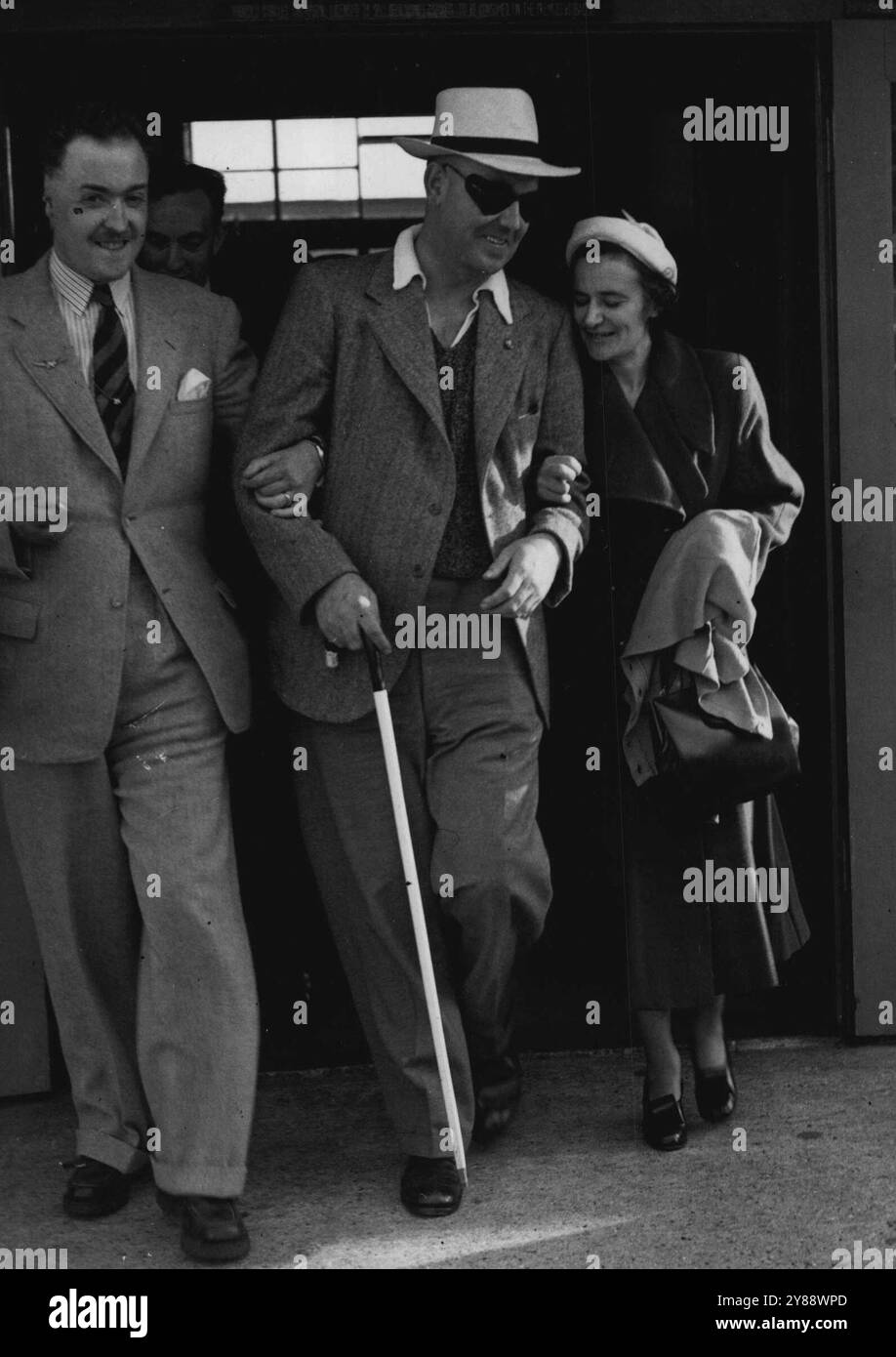 Il marito cieco incontra sua moglie - "Now i CAN Face the World" - Lionel Voice, 38enne neozelandese cieco, è stato portato all'aeroporto di Londra martedì per incontrare sua moglie, Rina. Rina aveva volato a 12.000 miglia da Remura, Auckland, per stare al fianco di suo marito quando, come sperano, la sua vista torna. Da luglio Lionel è stato paziente al Royal Victoria Hospital di East Grinstead, Sussex, dove molti aviatori accecati hanno ridato la vista. Ha avuto due operazioni; la successiva, sapeva, potrebbe decidere se, dopo 33 anni di oscurità, avrebbe rivisto. Lionel ha chiesto di Rina, con lei al suo fianco Foto Stock