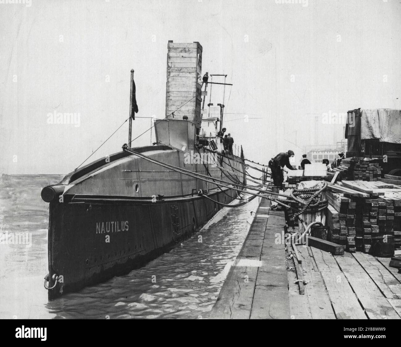 Preparativi finali per il Sub-Polar Dash - Una vista del sottomarino Sir Hubert Wilkins Nautilus che si sta preparando per la sua corsa Sub-Polar quest'estate. 6 maggio 1931. (Foto di Wide World Photos). Foto Stock