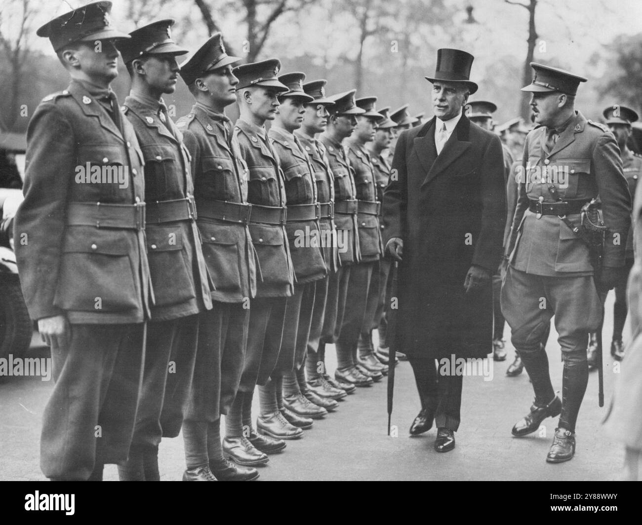 Giorno della laurea alla Royal Albert Hall -- il Conte di Athlone ispeziona la Guardia d'Onore della London University O.T.C. di cui è Cancelliere. Il conte di Athlone in seguito presentò i gradi agli studenti universitari. 19 agosto 1937. Foto Stock