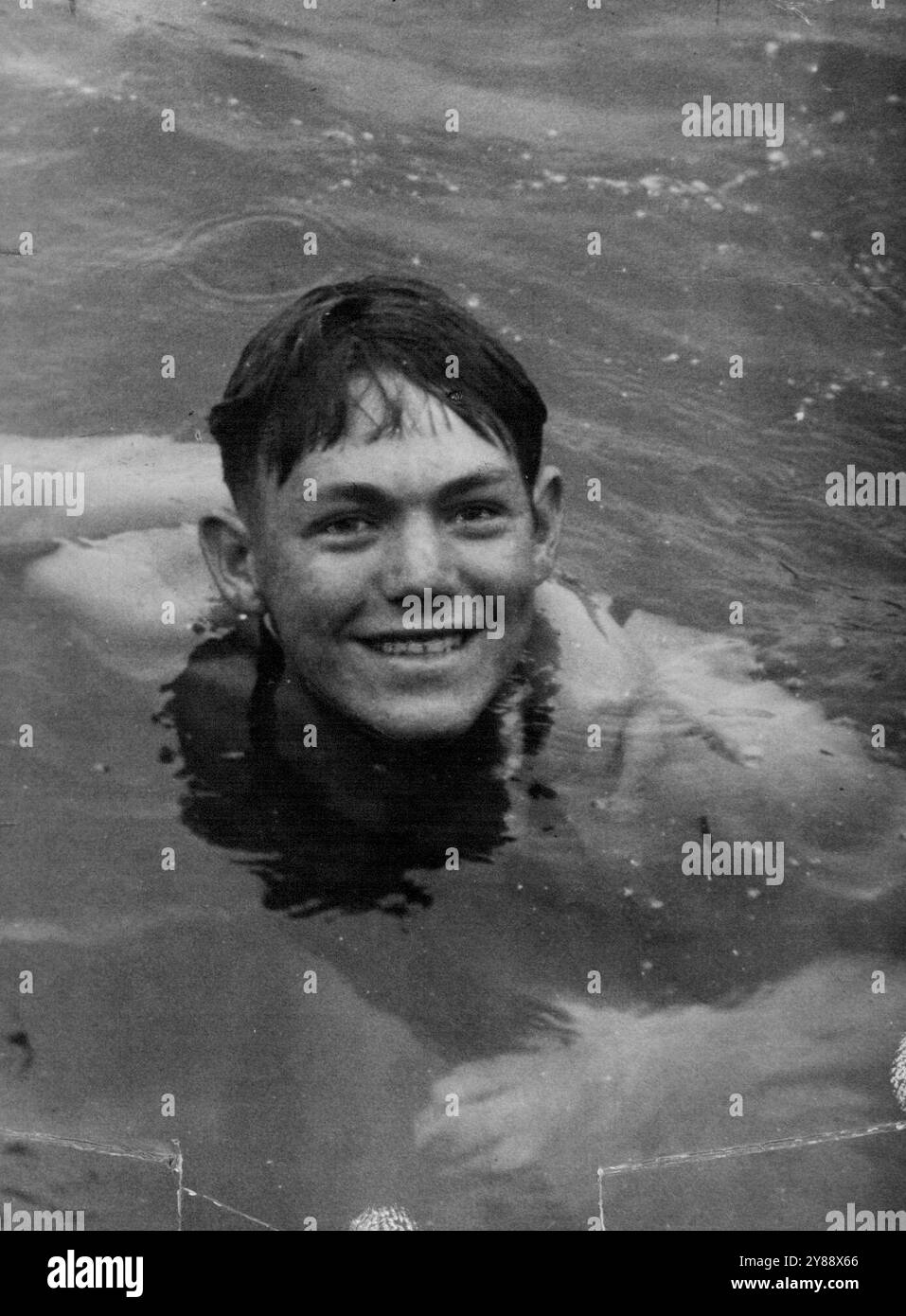 Il campione australiano di nuoto Garrick Agnew si sta divertendo in America, dove sta frequentando l'Ohio State University. Sta facendo un successo nel suo nuoto e anche nei suoi studi. "Ma come vorrei rompere qualche ulululatore a Manly e mentire per qualche ora al sole", scrive Agnew in una lettera al suo allenatore Harry Hay. 11 febbraio 1945. Foto Stock