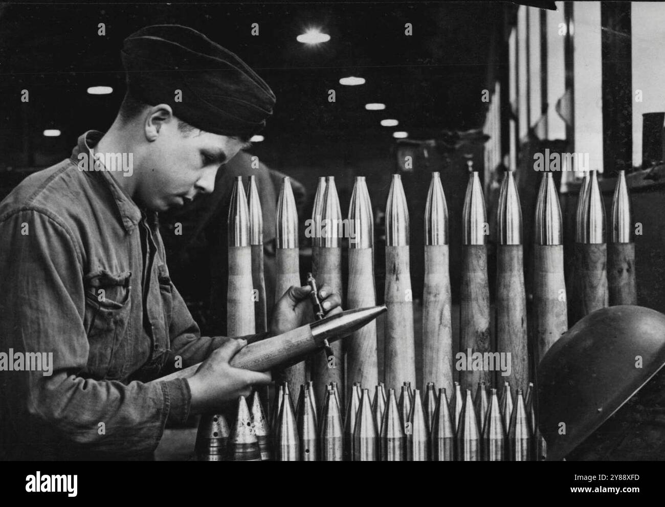 I Boy Armourers dell'esercito -- c'è stata una buona risposta all'annuncio dell'ufficio di guerra che esistevano posti vacanti per Roy Armourers che in arruolamento devono avere tra i 14 e i 14 anni 8 mesi con i ragazzi batteristi sono gli unici ragazzi dell'esercito britannico, e passeranno i quattro anni del loro apprendistato lavorando tra le armi e gli armamenti dell'esercito in continua crescita della Gran Bretagna. Dopo di che possono accedere al servizio. L'immagine mostra una scena alla scuola tecnica dell'esercito dove vengono addestrati i Boy Armourers. Generale Fitter T.. Carnety (15 anni) per la misurazione dei gusci con un micrometro. Foto Stock