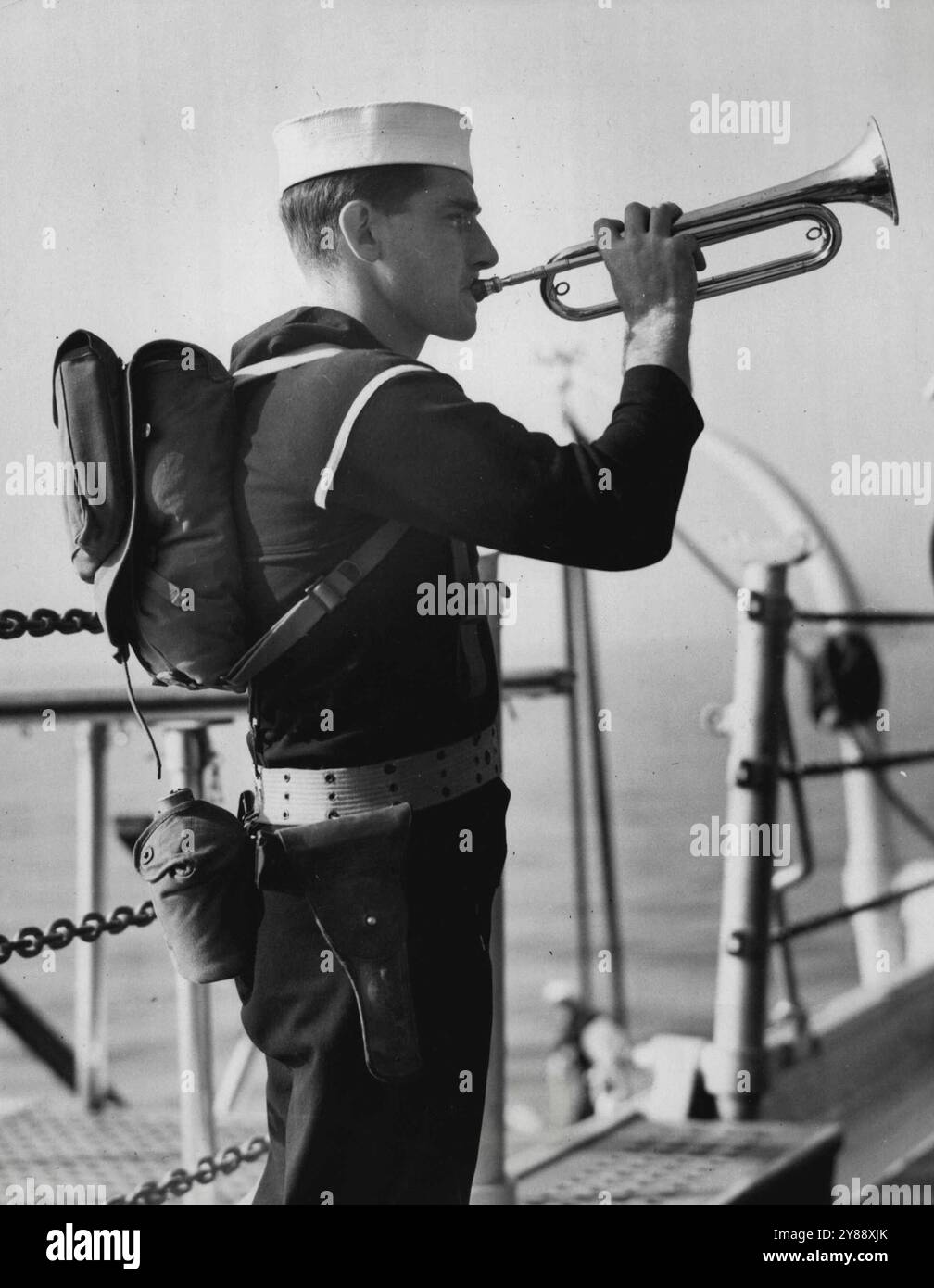 Bluejacket Bugler -- Lawrence Wall, Navy Bugler, di Comfrey, Minn., suona la richiesta di schermaglia a terra, all'equipaggio della USS Pennsylvania. 14 ottobre 1937. (Foto di ACME). Foto Stock