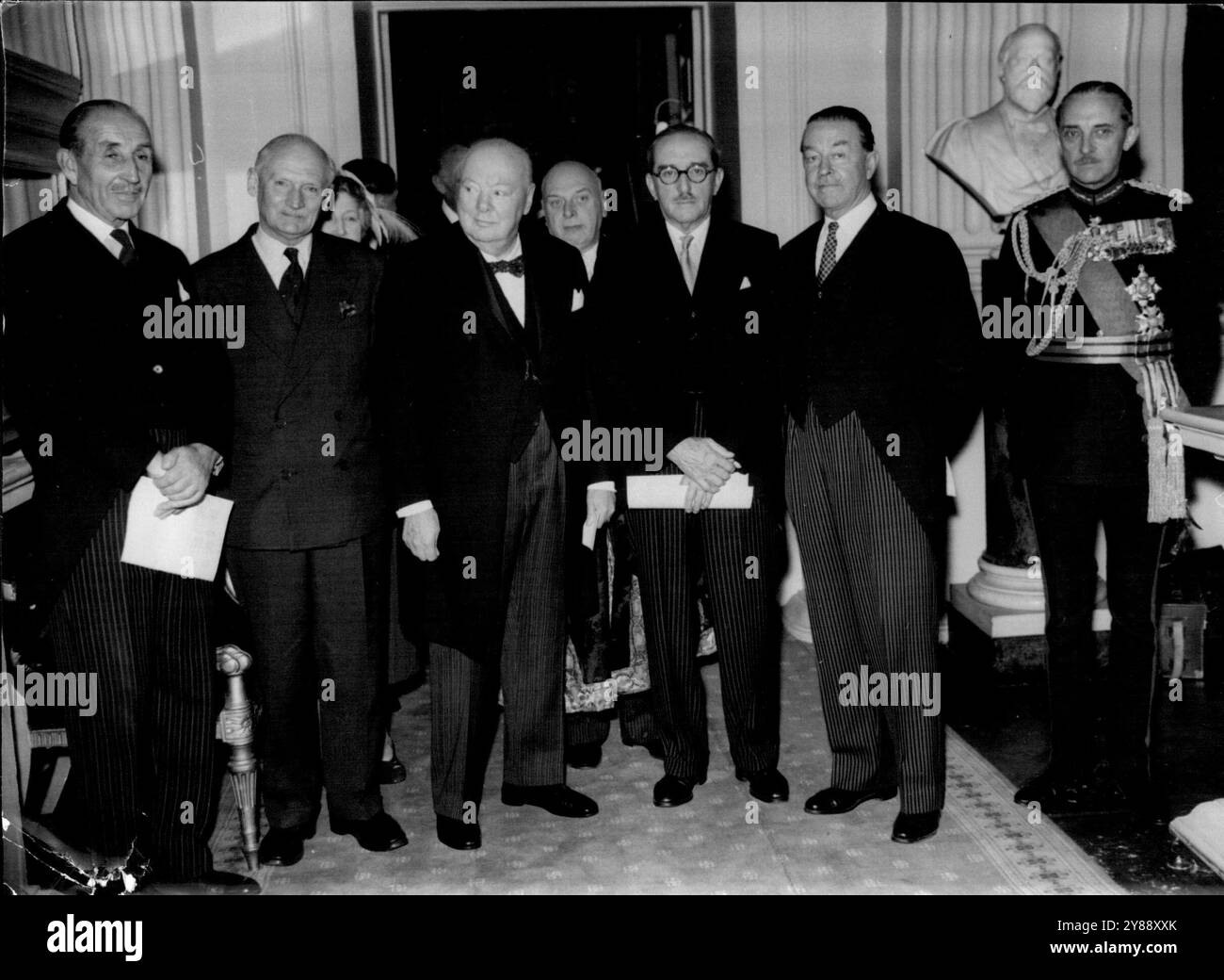 Sir Winston riceve le libertà dell'Ulster nella residenza: Sir Winston Churchill, nella casa padronale di Londra, per ricevere la libertà di Belfast e Londonderry oggi venerdì), è raffigurato con - da sinistra a destra - Lord Brookeborough, primo ministro dell'Irlanda del Nord; Feldmaresciallo, visconte ***** ; Feldmaresciallo, visconte Alanbrooke; Feldmaresciallo, ***** Alexander; e il generale Sir Gerald Templer, capo dello stato maggiore imperiale. 16 dicembre 1955. (Foto di Reuterphoto). Foto Stock
