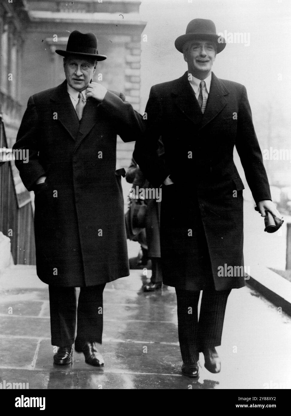Winthrop W. Aldrich (a sinistra) con il ministro degli Esteri britannico Anthony Eden, a piedi dal Ministero degli Esteri al 10, Downing Street per pranzo con Churchill. Eden accompagna il nuovo Ambasciatore a pranzo con Churchill. Londra: Il signor Winthrop W. Aldrich, arrivato ieri a Londra per assumere la sua nuova nomina a ambasciatore degli Stati Uniti in Gran Bretagna, ha pranzato con il primo ministro Winston Churchill al numero 10, ***** Oggi in strada. In precedenza ha incontrato il ministro degli Esteri Anthony Eden al Ministero degli Esteri. 12 febbraio 1953. (Foto di United Press Photos) Foto Stock