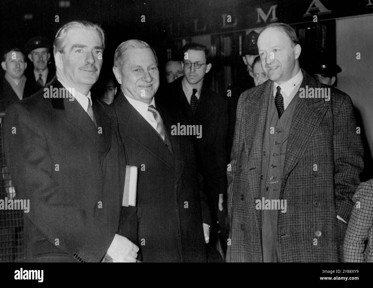 Mr. Eden, Mr. Butler e Mr. Aldrich partono per gli Stati Uniti -- il Ministro degli Esteri Anthony Eden (a sinistra), Cancelliere dello Scacchiere Mr. R. Butler (a destra), e Mr. Winthrop Aldrich, il nuovo Ambasciatore americano, chiacchierando insieme poco prima di lasciare la stazione di Waterloo a Londra sul ***** Queen Elizabeth battello-treno sulla prima tappa del loro viaggio verso gli Stati Uniti Eden e il signor Butler vanno a Washington per uno scambio di opinioni con i membri del governo degli Stati Uniti in discussioni informali ed esplorative sulle questioni economiche derivanti dalla recente Conferenza economica del Commonwealth. Foto Stock
