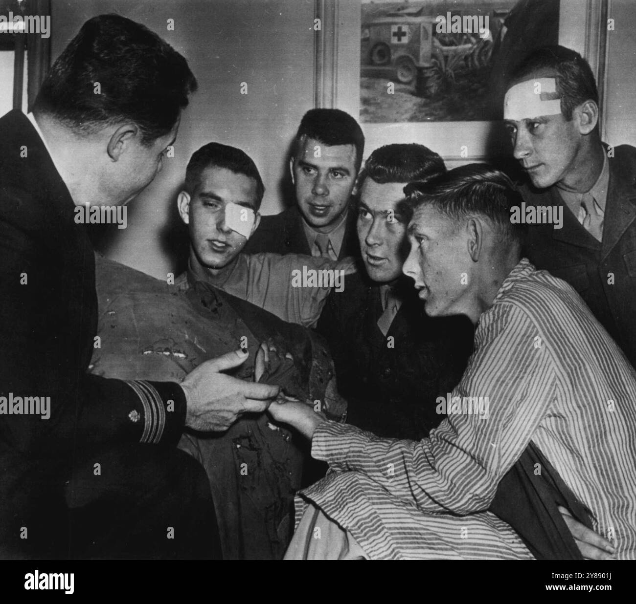 Battle Vest Inventor ottiene il rapporto dei veterani -- tenente Comdr. Frederick J. Lewis Jr., (a sinistra) di Austin, Texas., inventore del giubbotto protettivo utilizzato dalle truppe di combattimento in Corea, parla oggi all'ospedale navale di Bethesda con le vittime marine che indossavano i giubbotti quando sono stati feriti. I veterani, che accreditano l'indumento di aver salvato le loro vite, sono (l to r) PFC Franklin Parr, Columbus, GA, PFC Paul A. Ober, Ephrata, Pa,; PFC David S. Parrish, Henderson, N.C.; staff Sgt. Arthur E. Seidl, Baltimore, MD, PFC Paul A. Parrish, Calvert City, Ky., (nessun parente di David Parrish). Foto Stock