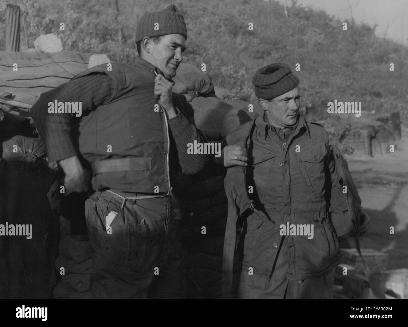 I giubbotti antiproiettile sono indossati da Pte Peter Langeveldt di Ivanhoe Melbourne e Pte K ('Ned') Kelly, di Merrylands, NSW, prima di uscire in una pattuglia di combattimento con Una compagnia, 3 miliardi, Royal Australian Regiment. I giubbotti servono a doppio scopo. Tengono fuori i proiettili comunisti, oltre ad aiutare a tenere fuori il freddo amaro coreano. 2 gennaio 1953. (Foto di Public Relations H.Q. B.C.O.F. Hobson). Foto Stock
