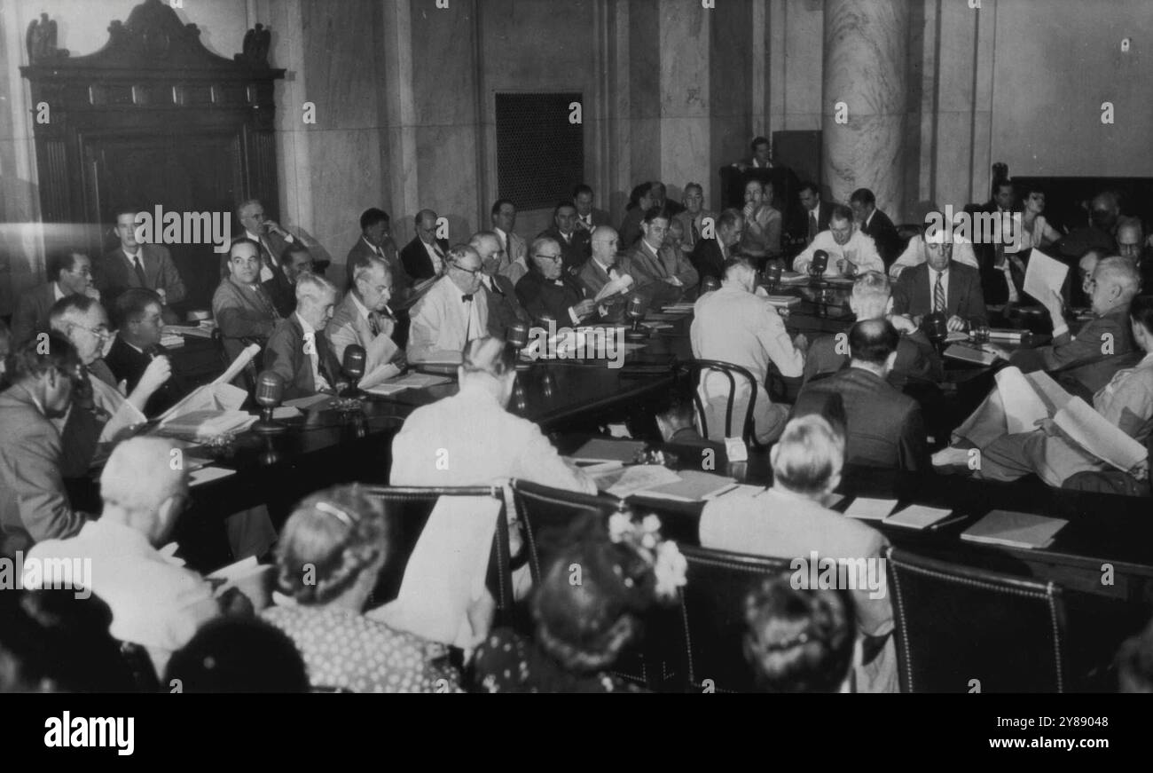 Il Comitato del Senato apre un'udienza sulla carta -- la grande sala del caucus del Senato al campidoglio è piena di Edward R. Stettinius, JR., (tenendo la carta, al centro destro) ex segretario di stato e leader alla conferenza di San Francisco, apre oggi la testimonianza sullo statuto delle Nazioni Unite all'udienza della commissione per le relazioni estere del Senato. I membri del comitato sono: (In senso orario, a partire dall'uomo in tuta leggera, in basso a destra al centro) i senatori Alexander Wiley (R-W-S) Warren R. Austin (R-VT), Scott Lucas (D-ILL), Wallace H. White (R-me), Arthur H. Vandenberg (R-Mich), Robert M. LaFollette (P-Wis), Arthur Capper (R-Kans), Foto Stock