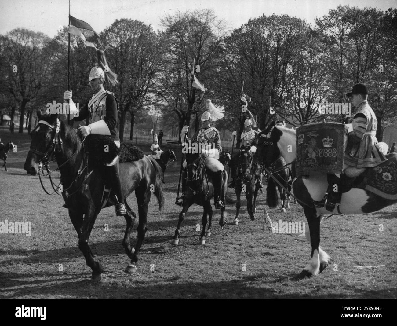 Prova di cavalleria Musical Drive -- Kensington Palace ha formato lo sfondo per una prova completa da parte della Household Cavalry questa mattina del famoso Musical Ride che si esibiranno in spettacoli in tutto il paese quest'estate. Tennero le loro prove nel paddock di Kensington Palace. 3 maggio 1955. Foto Stock