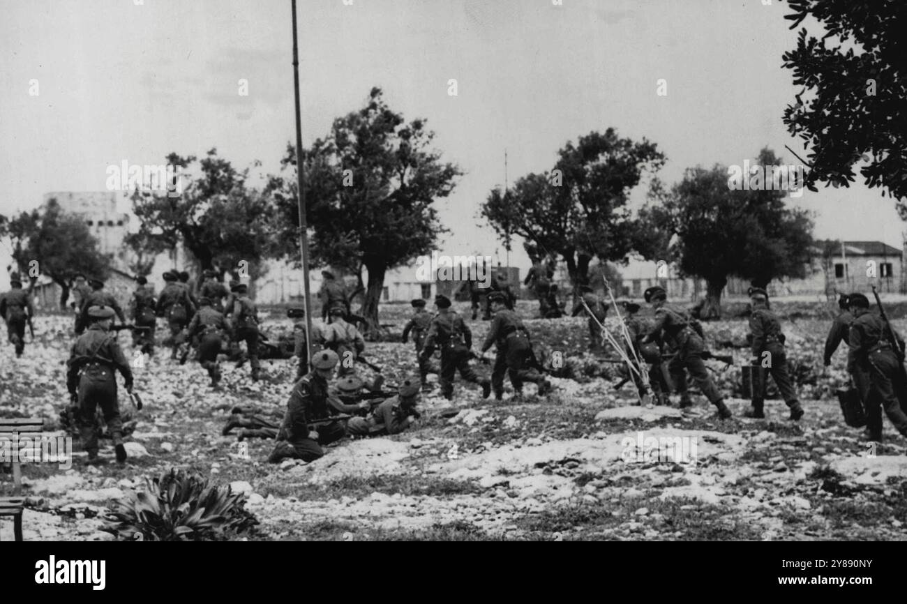 Gli arabi attaccano il quartiere ebraico le truppe britanniche entrano in azione -- questa foto ricevuta a Londra il 15 febbraio (il giorno in cui è stato riferito che era stato selezionato come "D-Day" per un'offensiva araba intensificata contro la partizione della Palestina) mostra gli uomini della fanteria leggera degli altopiani che entrano in azione nel tentativo di sedare feroci combattimenti scoppiati tra arabi ed ebrei nel quartiere ebraico Yemin Moshe di Gerusalemme, 10 febbraio. Durante le sei ore di battaglia, un soldato britannico, un ebreo e sei arabi furono uccisi, e un soldato britannico, sei ebrei e 19 arabi feriti. 15 febbraio 1948. (Foto di associato Foto Stock