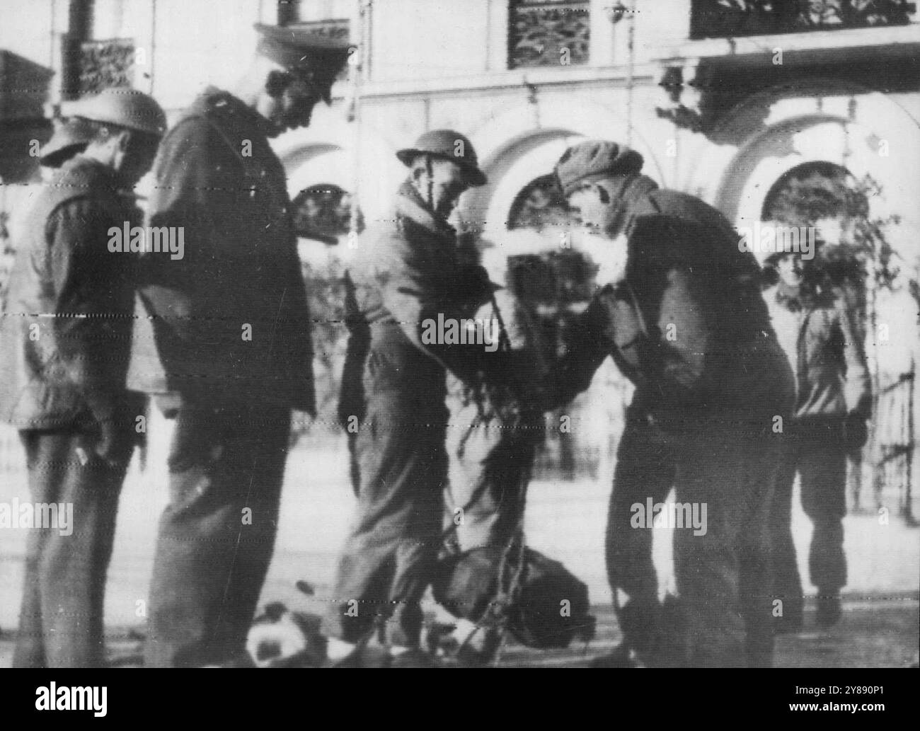 Dynamite rimossa dalla fogna di Atene -- le truppe britanniche rimuovono Dynamite dalla fogna di fronte all'Hotel Grand Bretagne ad Atene dove i membri del governo greco e il tenente generale M. Scobie stavano rimanendo preparatori per conferire con il primo ministro Einston Churchill e il ministro degli Esteri britannico Anthony Eden. Questa è una foto ufficiale britannica ricevuta a New York il 23 dicembre via radio da Londra. 28 dicembre 1944. (Foto di Associated Press Radiophoto). Foto Stock