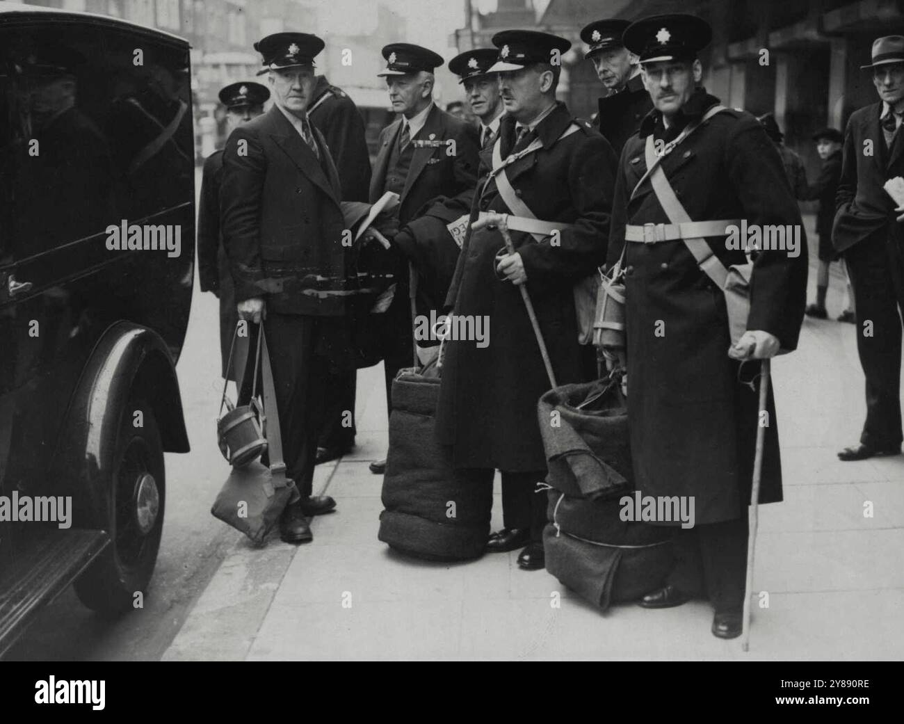 I Legionari partono per Tilbury -- colonnello Moray (a sinistra), con il partito di avanguardia della polizia della Legione britannica, lasciando Olympia per Tilbury dove attenderanno ulteriori ordini prima di procedere in Cecoslovacchia. 21 novembre 1938. Foto Stock