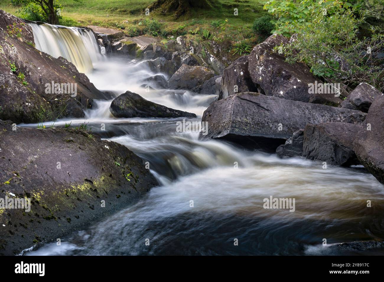 La bellezza selvaggia della cascata Derrycunnihy, Kerry Foto Stock