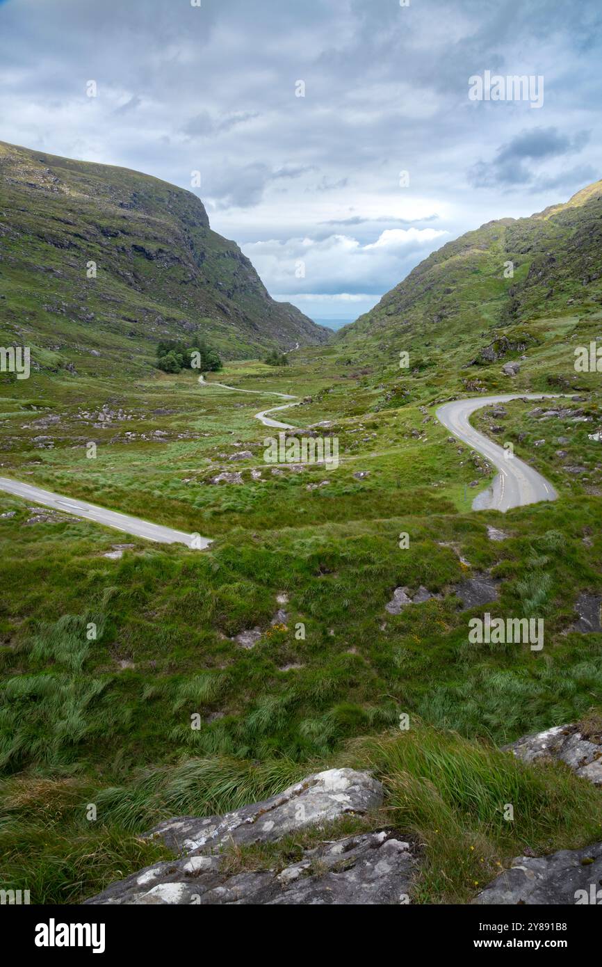 Strada tortuosa attraverso il Gap of Dunloe nella contea di Kerry, Irlanda Foto Stock