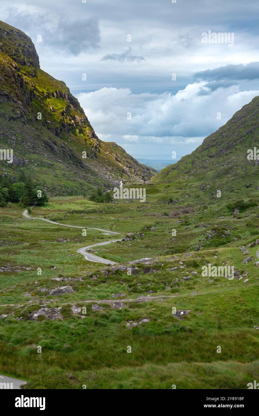 Strada tortuosa attraverso il Gap of Dunloe nella contea di Kerry, Irlanda Foto Stock
