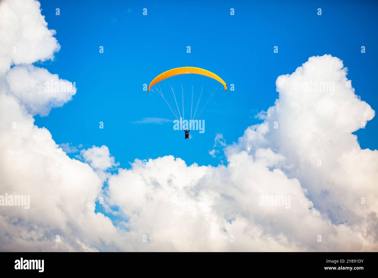 Persone che navigano in parapendio sulle splendide montagne del dipartimento di Antioquia in Colombia. Parapendio tandem. Concetto di sport estremi. Foto Stock