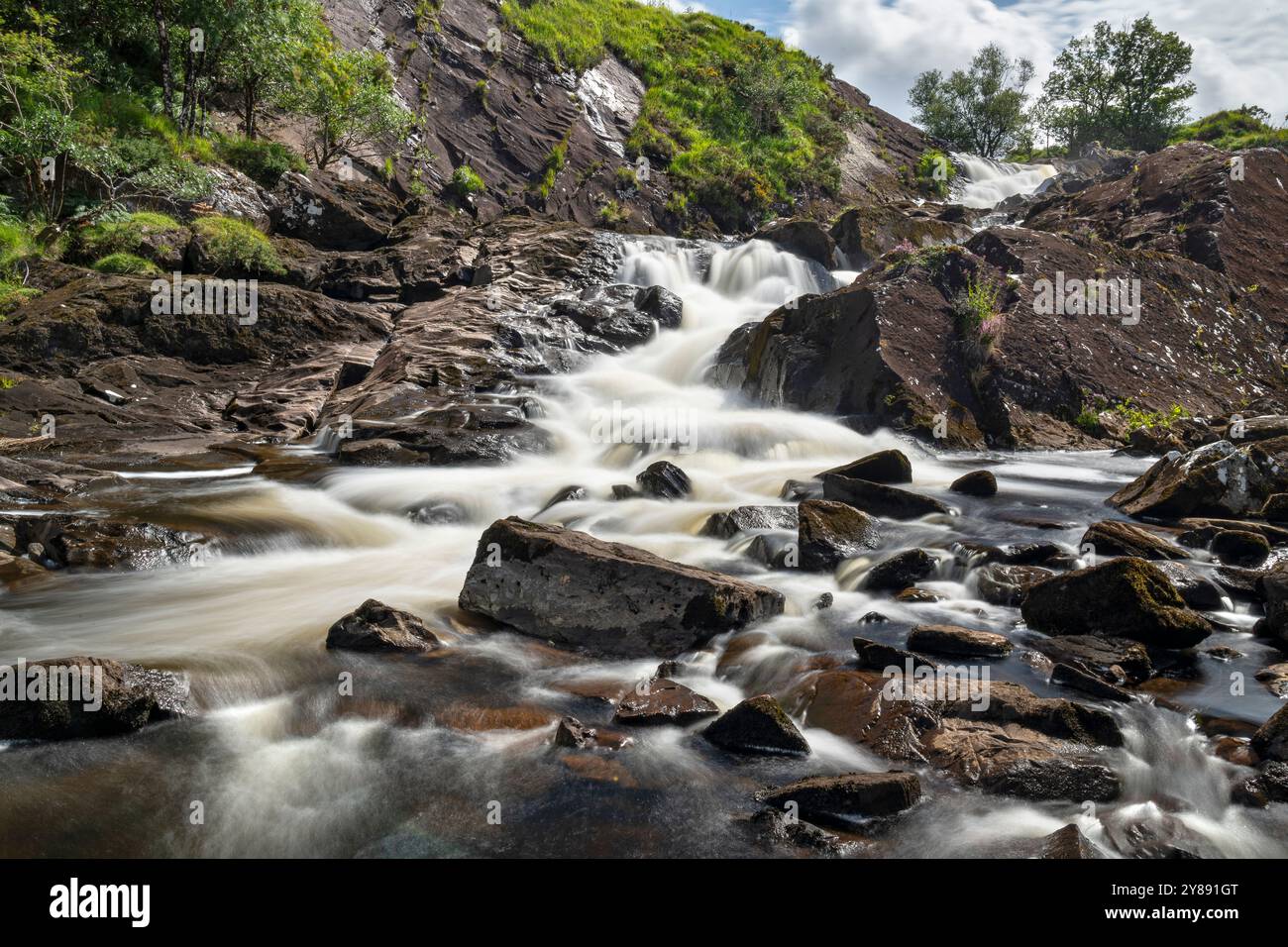 Flusso sereno della cascata Idukki, Derrylea, Kerry Foto Stock