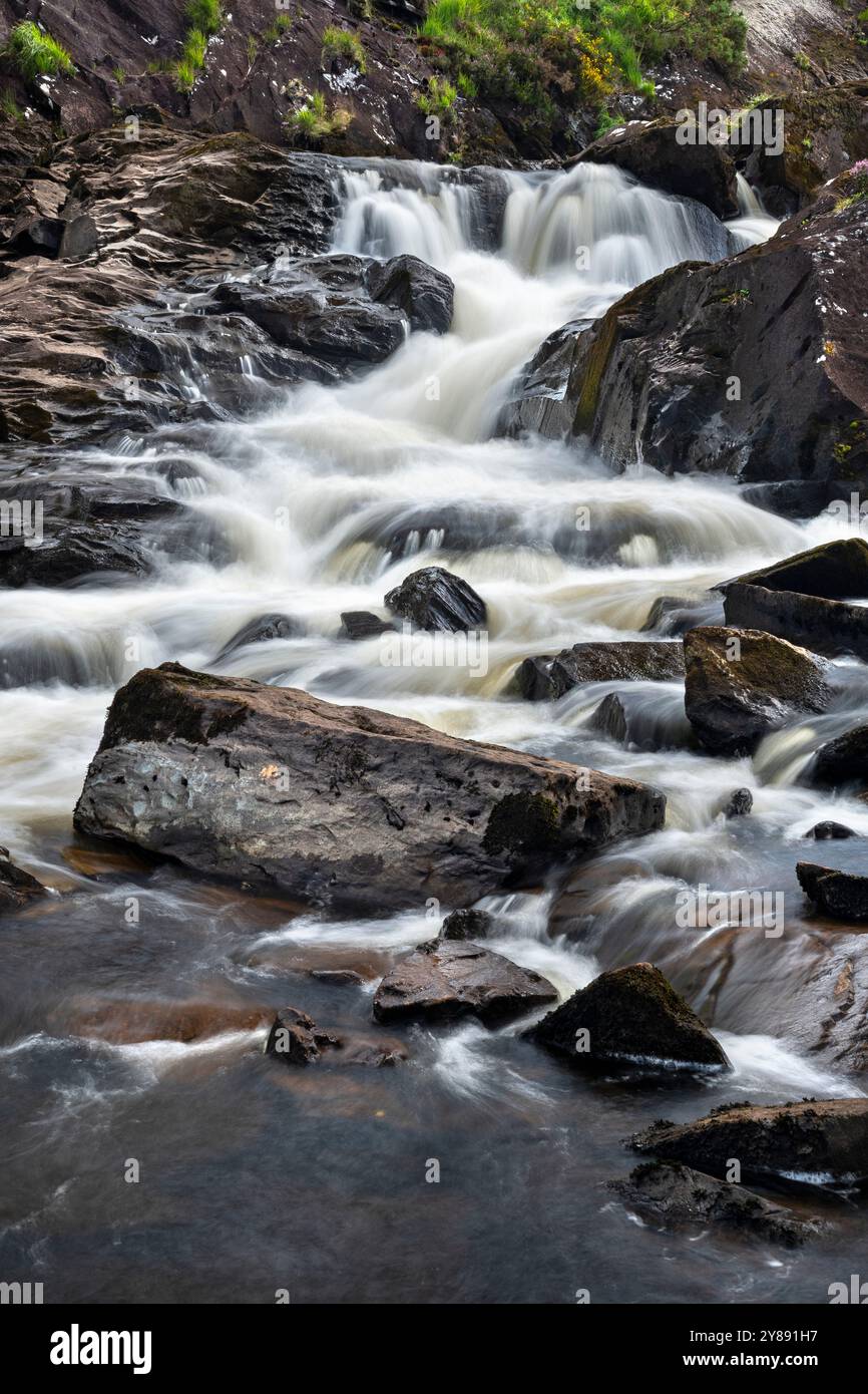 Flusso sereno della cascata Idukki, Derrylea, Kerry Foto Stock