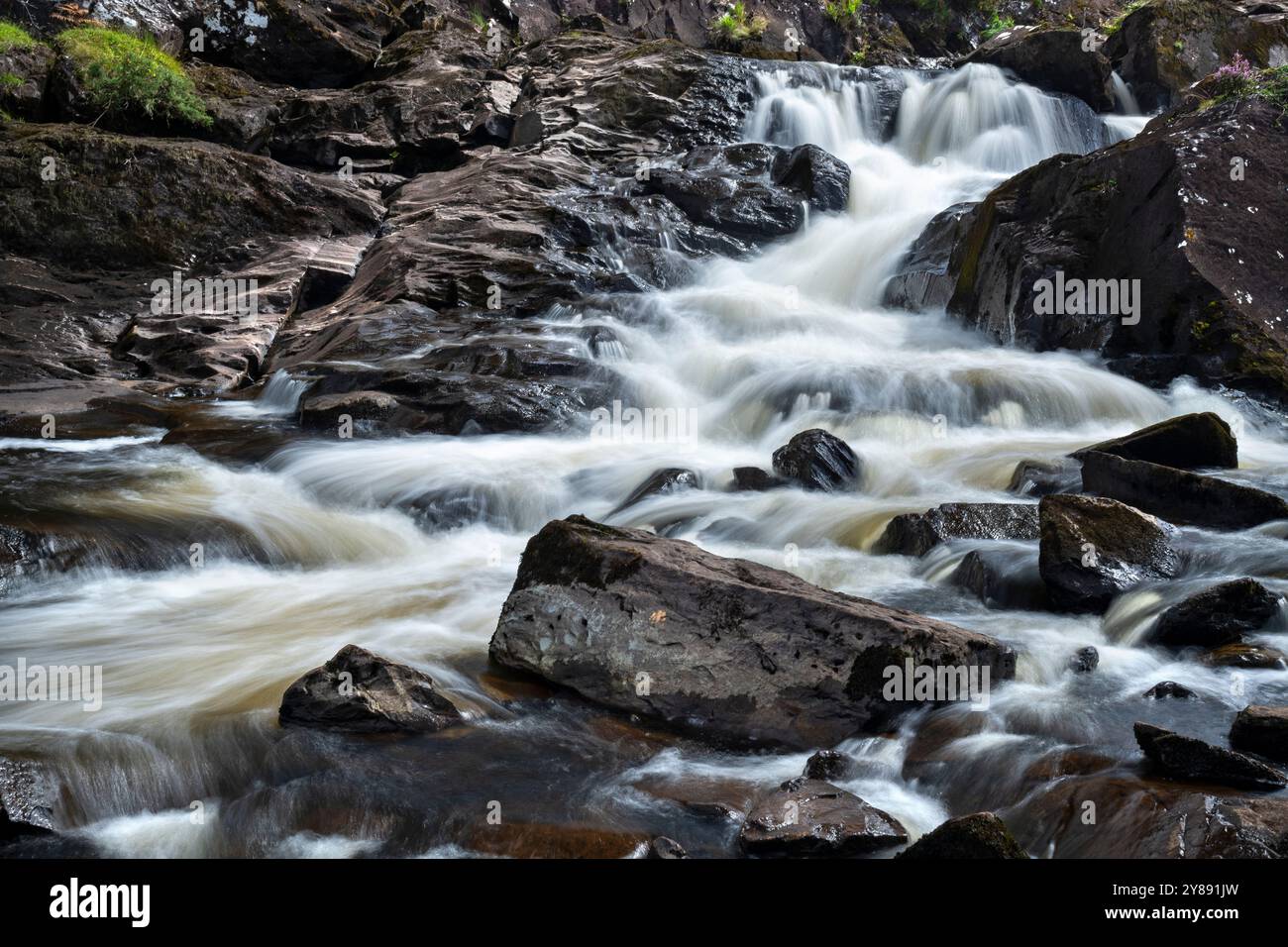 Flusso sereno della cascata Idukki, Derrylea, Kerry Foto Stock