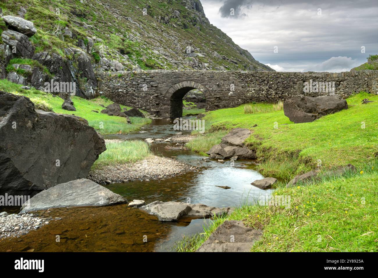 Wishing Bridge nel paesaggio roccioso nel Gap of Dunloe, Irlanda Foto Stock