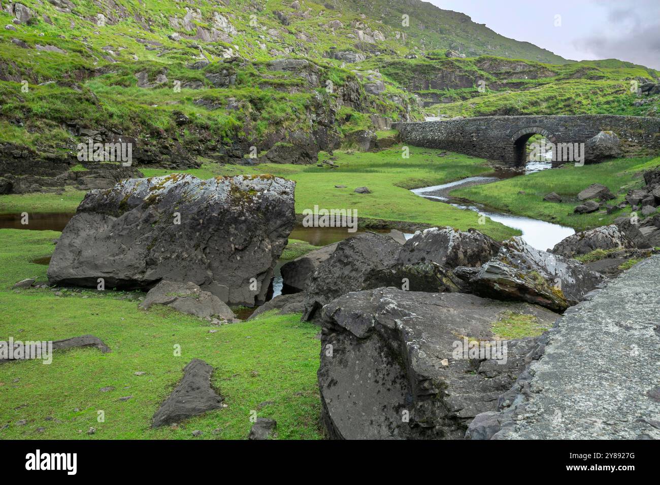 Wishing Bridge nel paesaggio roccioso nel Gap of Dunloe, Irlanda Foto Stock