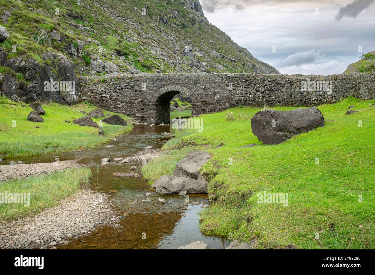 Wishing Bridge nel paesaggio roccioso nel Gap of Dunloe, Irlanda Foto Stock