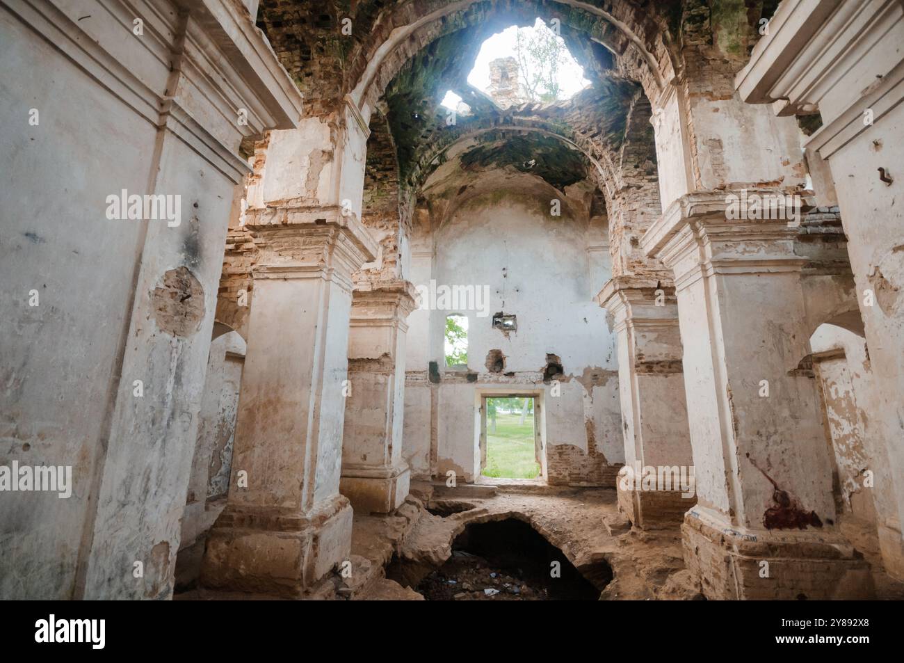 Serenità abbandonata: Le rovine bisonte di un antico santuario. Foto Stock