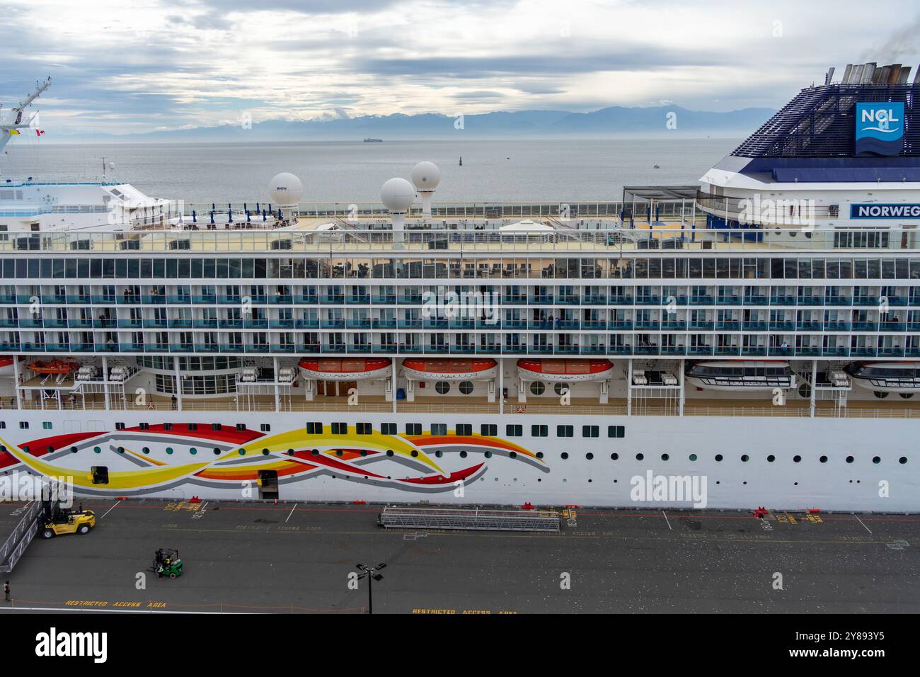 Victoria, BC, Canada - 26 settembre 2024: Norwegian Sun Ship della NCL con vista sul ponte del lido mentre era ormeggiata al Post of Victoria, British Columbia. Foto Stock