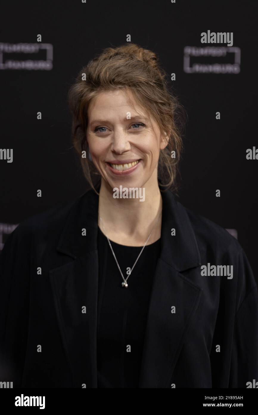 Filmfest Hamburg Nora Fingscheidt bei der Premiere von the outrun am 03.10.2024 auf dem Red Carpet des 32. Filmfests n Hamburg, Deutschland *** Filmfest Hamburg Nora Fingscheidt alla prima dell'outrun il 03 10 2024 sul tappeto rosso del Filmfest n Hamburg 32, Germania Copyright: XNikolaixKislichkox IMG 5213 Foto Stock