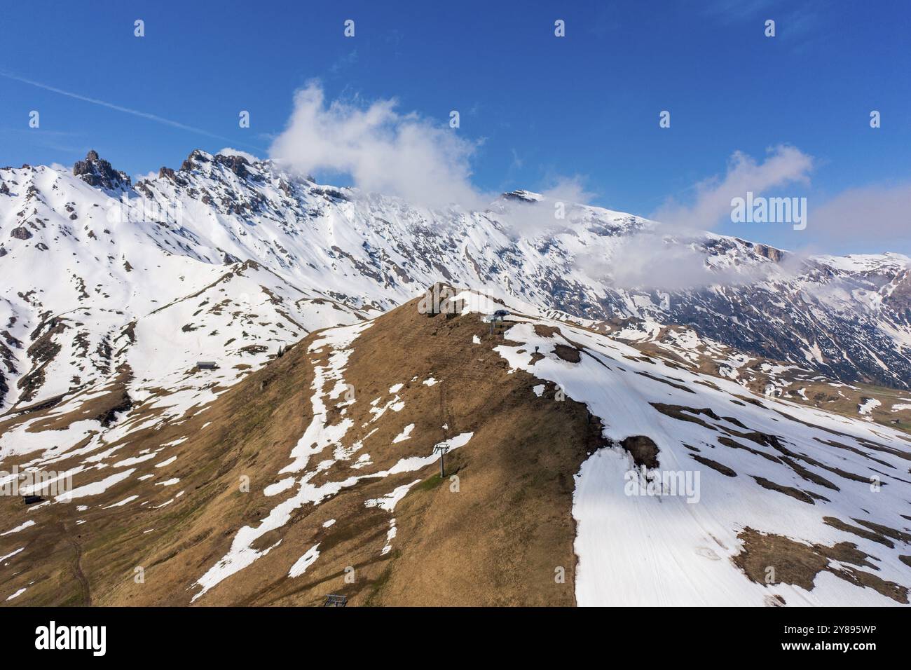 Vista panoramica dall'Alpe di Siusi alle Dolomiti in Italia, colpo di droni Foto Stock