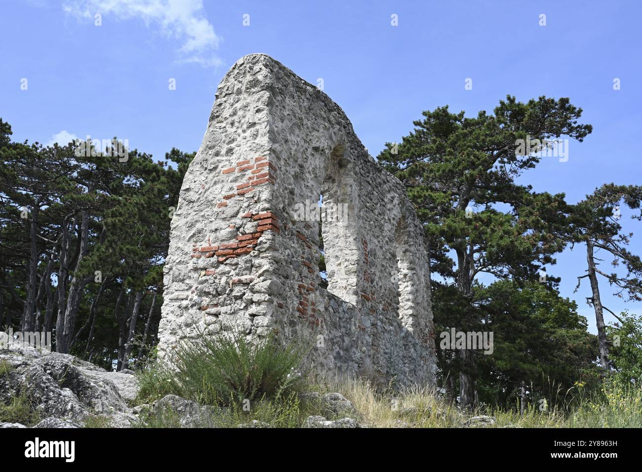 Rovina artificiale, muro con due finestre ad arco a punta, anche occhiali da vista, Moedling, Austria, Europa Foto Stock