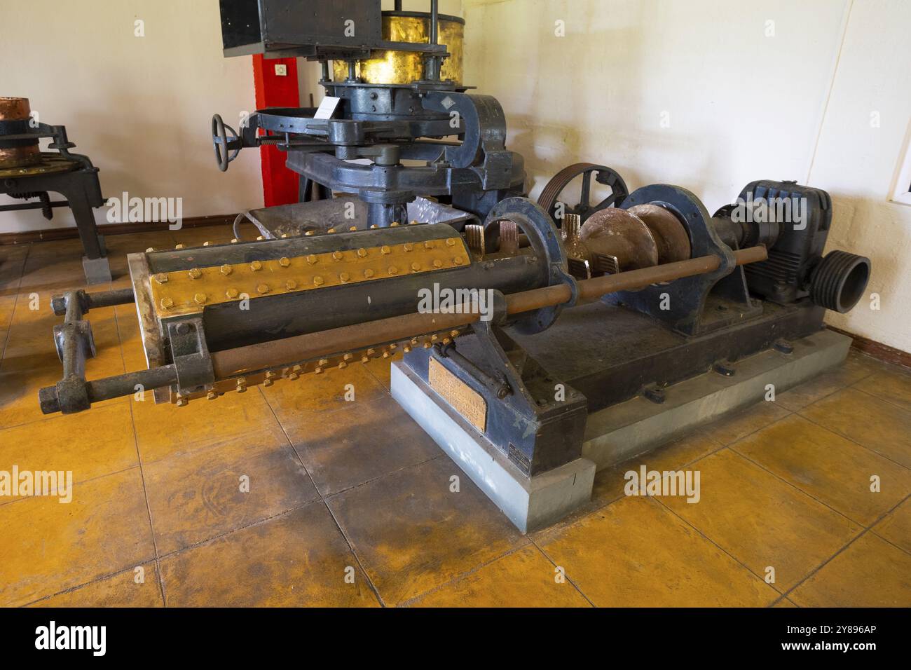 Presse storiche, cilindri, dispositivi per la frantumazione delle foglie di tè, Bois Cheri, Oceano Indiano, isola, Mauritius, Africa Foto Stock
