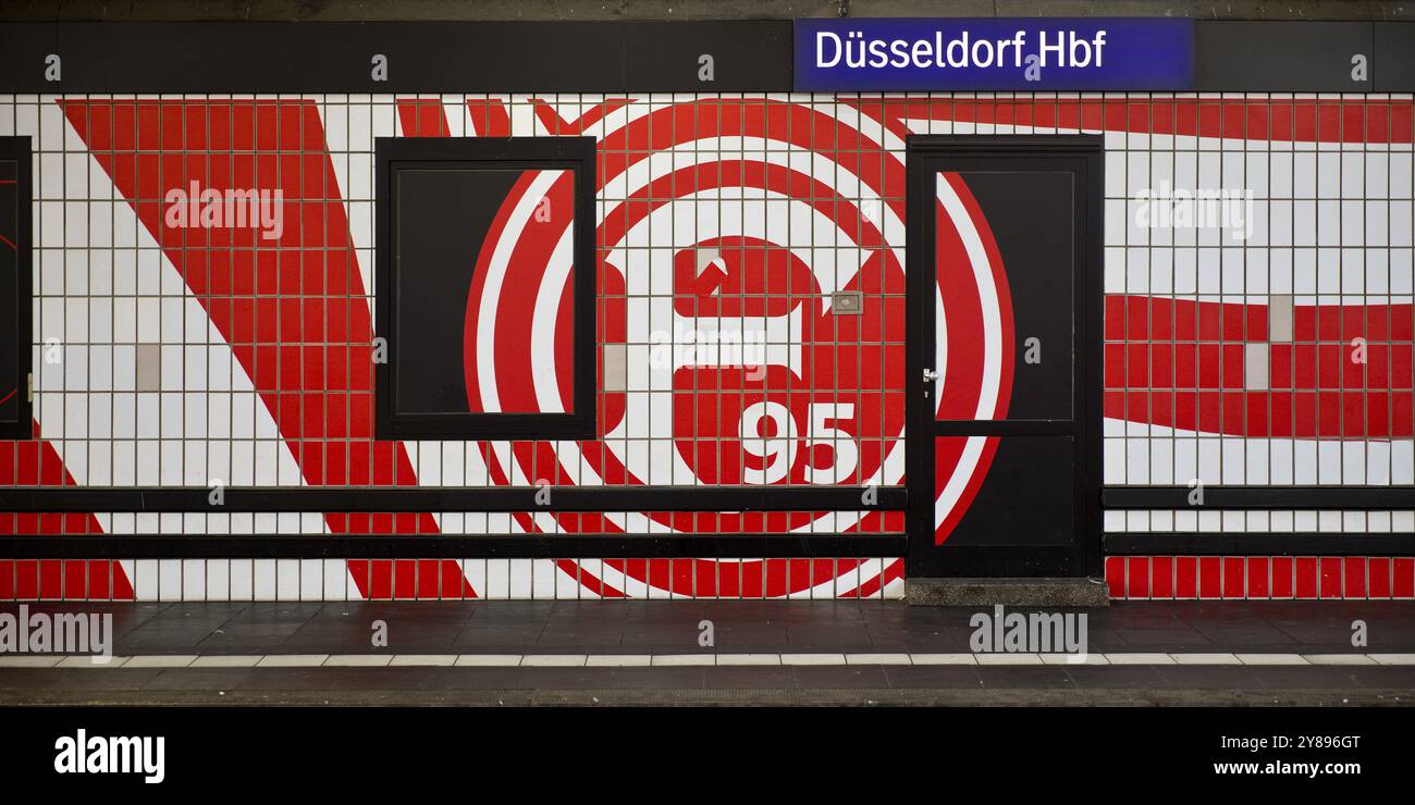 Grande logo in colori club di fortuna Duesseldorf su un muro con piastrelle, stazione centrale di Duesseldorf, Renania settentrionale-Vestfalia, Germania, Europa Foto Stock