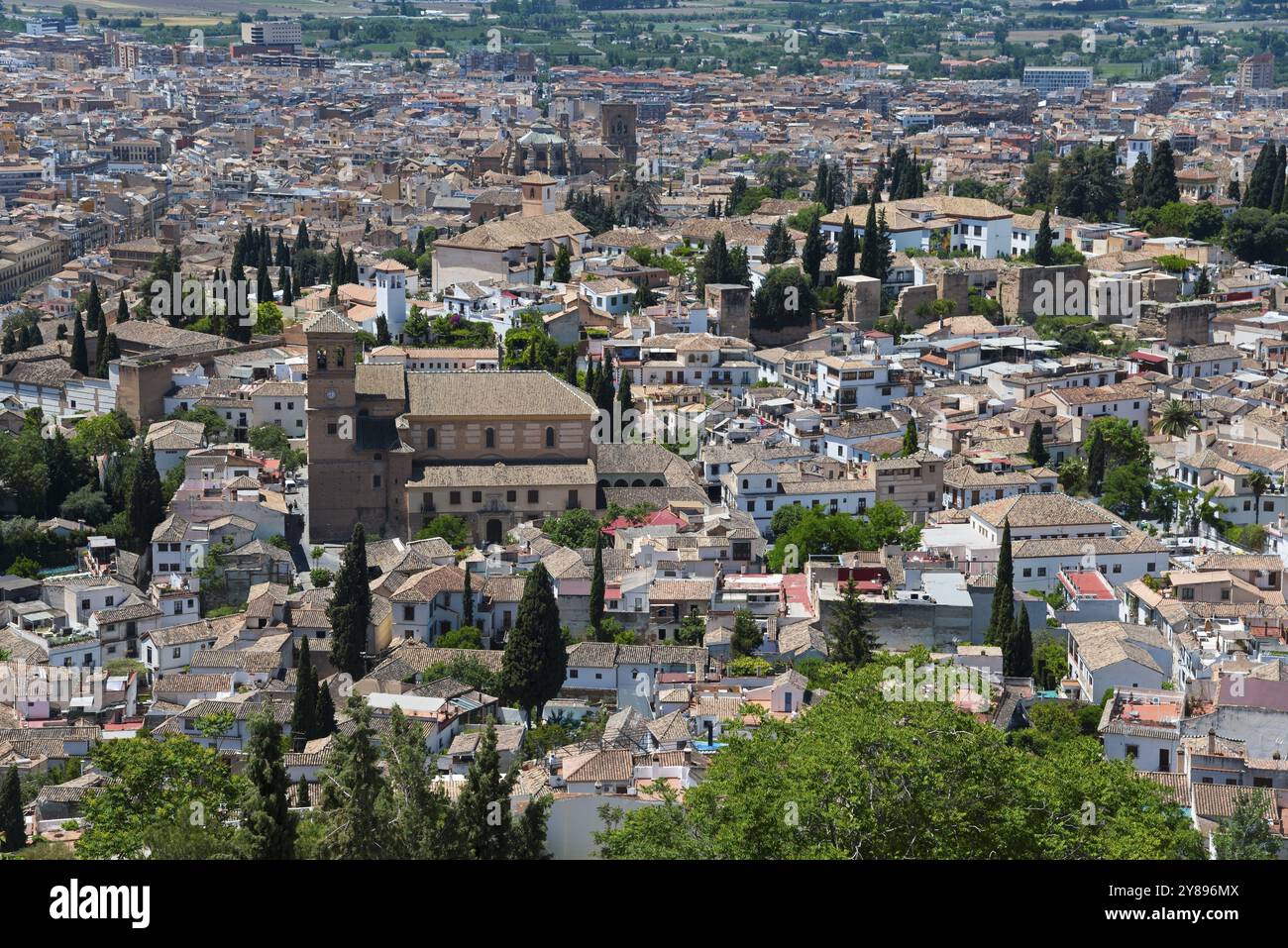 Vista su una città storica con case in mattoni, vegetazione verde e una tranquilla atmosfera mediterranea con il sole, il quartiere di Albayzin, Albayzin, Foto Stock