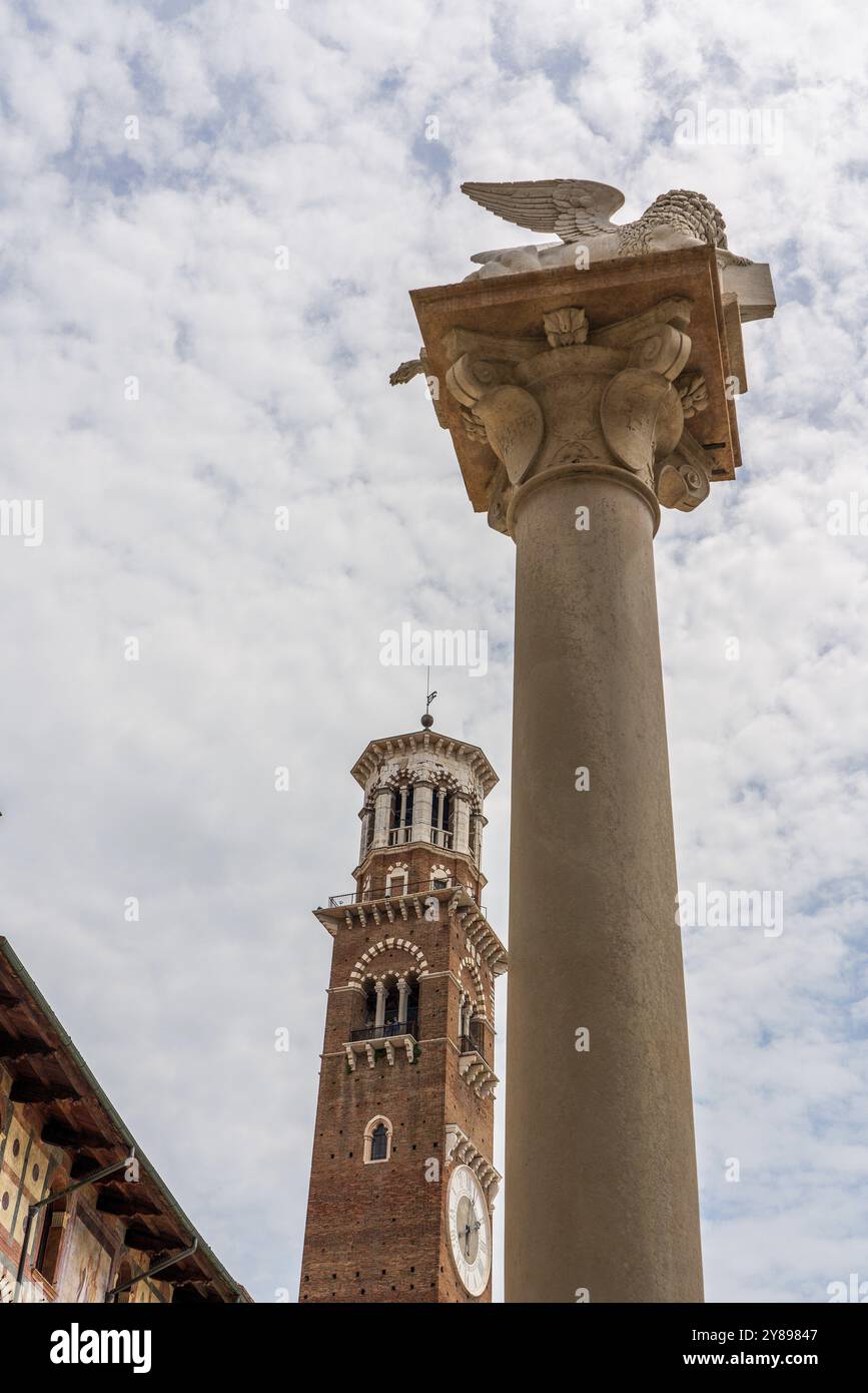 Leone alato con statua del libro a Verona in Italia Foto Stock
