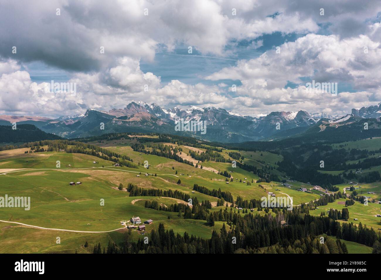 Vista panoramica dall'Alpe di Siusi alle Dolomiti in Italia, colpo di droni Foto Stock