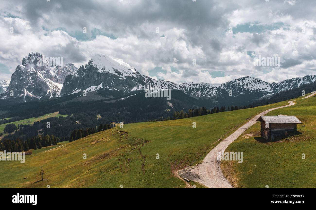 Vista panoramica dall'Alpe di Siusi alle Dolomiti in Italia, colpo di droni Foto Stock