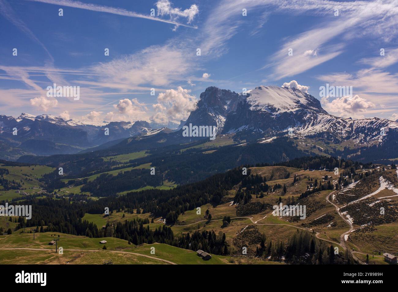 Vista panoramica dall'Alpe di Siusi alle Dolomiti in Italia, colpo di droni Foto Stock