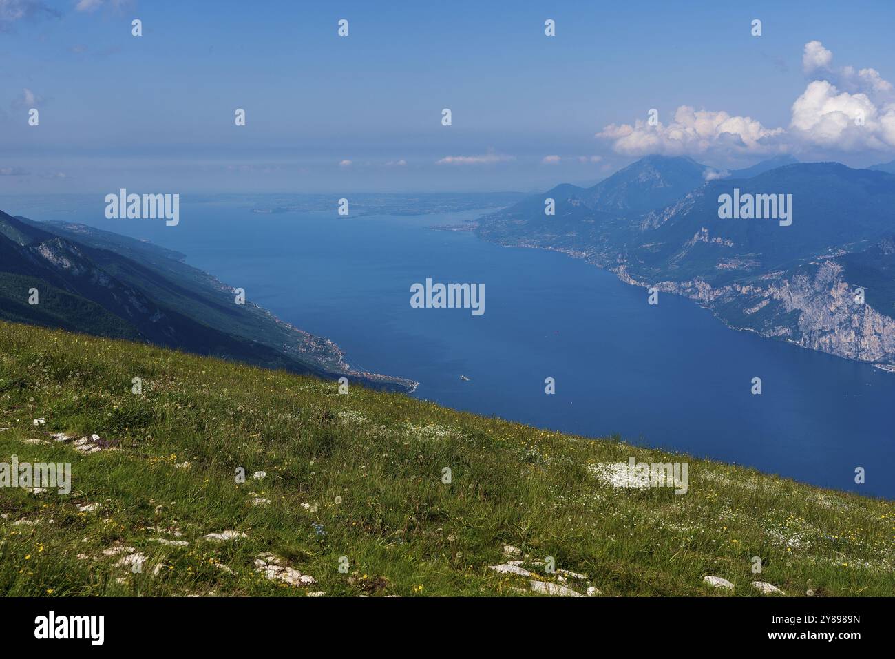 Vista panoramica dal Monte Baldo sul Lago di Garda vicino a Malcesine in Italia Foto Stock