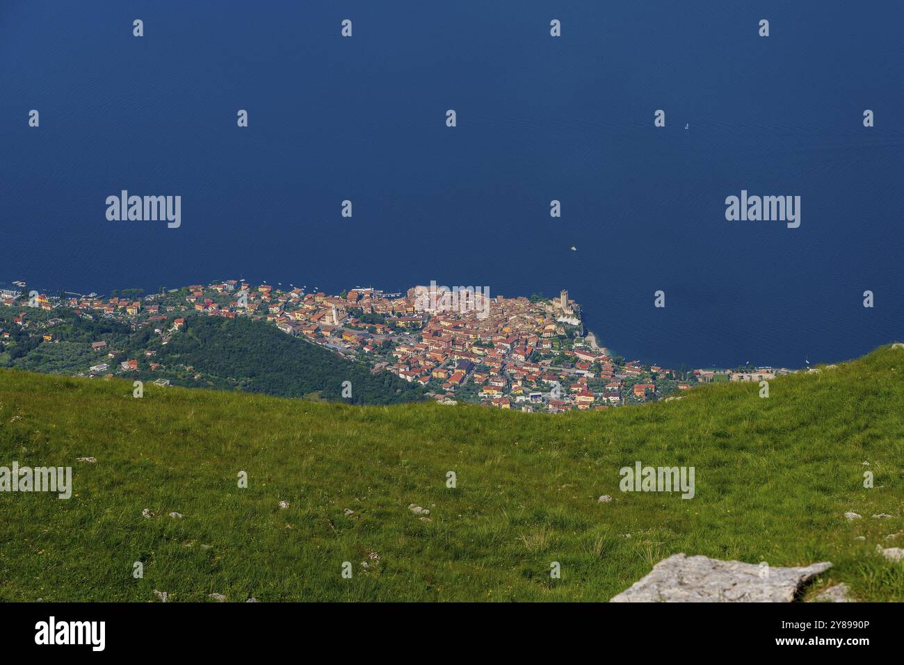 Vista panoramica dal Monte Baldo sul Lago di Garda vicino a Malcesine in Italia Foto Stock